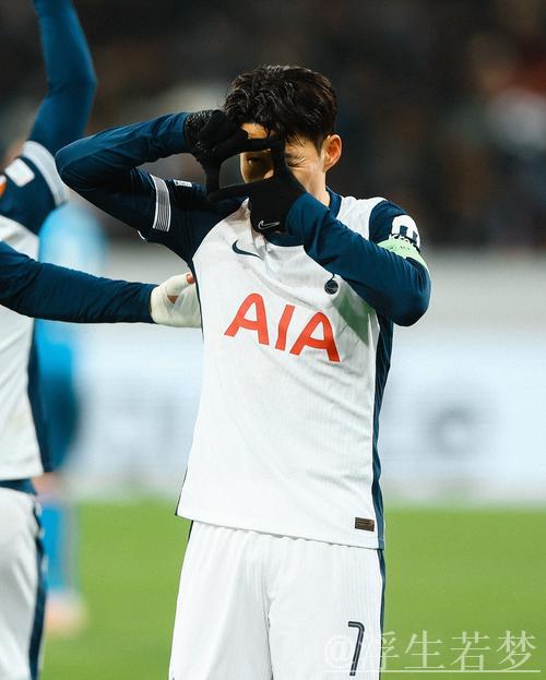 孙兴慜额头挂彩风波:捧杯时被人推撞导致 孙兴慜额头挂彩风波:捧杯时被人推撞导致