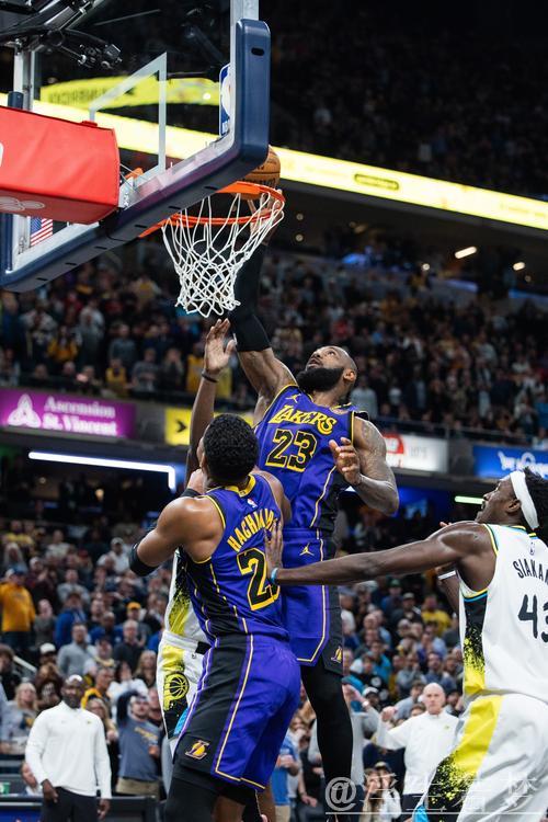 里弗斯跟进补篮得分，詹姆斯上篮未中