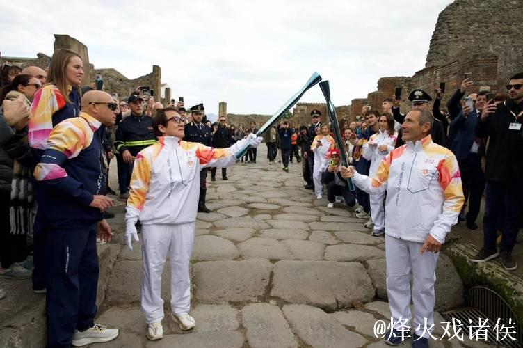 成龙参与米兰-科尔蒂纳冬奥会火炬传递活动